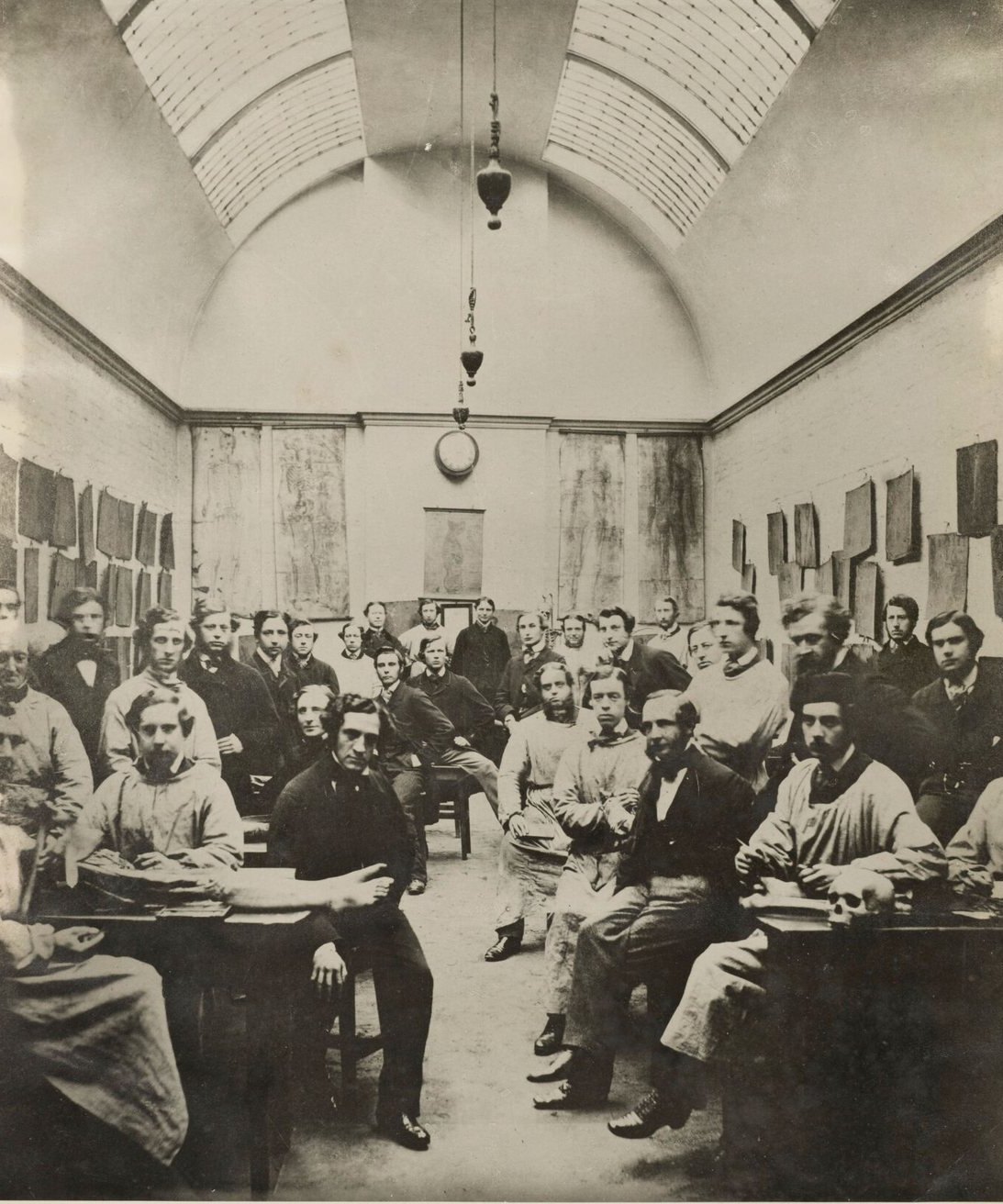 Fotografía de 1860 de la sala de disección del St George’s Hospital con estudiantes